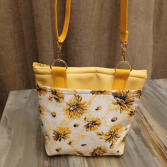 New Travel Sling Crossbody Yellow White Pebbled faux leather & Daisy fabric Gold - Picture 10 of 15
